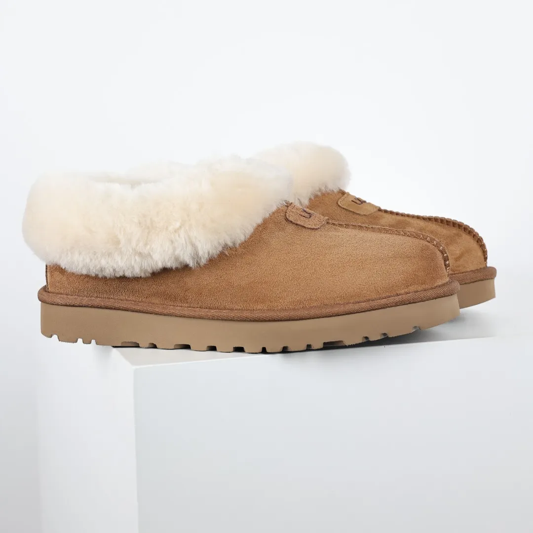 Pick up locally 💰520 The core recommendation is good price UGG Tazite slip-on lazy slippers series Maroon Xiaohongshu hot model Henan Longfeng leather production Sheepskin integrated top quality in the market 2-3 cm cashmere insole to keep warm in winter and suitable for home use UUG has launched a style series in the new year, which is partially geared towards the preferences of young consumers and has also moved to the forefront of fashion trends. Shoe body material Water-repellent coated suede upper 17mm UGGPURE™ implanted wool insole Lightweight non-slip comfortable rubber outsole With brand LOGO Trademark Comes with full packaging Size: 35 36 37 38 39 40